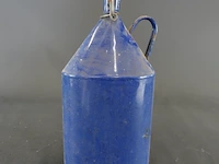 Vintage kobaltblauwe emaille veldfles (ook wel mijnwerkerfles of waterkruik genoemd) met een conische vorm, een handvat en een porseleinen beugeldop - afbeelding 2 van  6