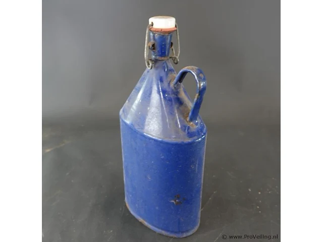 Vintage kobaltblauwe emaille veldfles (ook wel mijnwerkerfles of waterkruik genoemd) met een conische vorm, een handvat en een porseleinen beugeldop - afbeelding 3 van  6