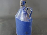 Vintage kobaltblauwe emaille veldfles (ook wel mijnwerkerfles of waterkruik genoemd) met een conische vorm, een handvat en een porseleinen beugeldop - afbeelding 3 van  6