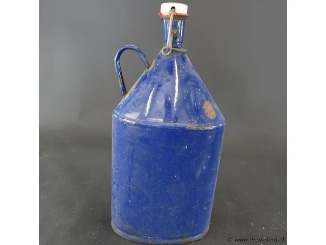 Vintage kobaltblauwe emaille veldfles (ook wel mijnwerkerfles of waterkruik genoemd) met een conische vorm, een handvat en een porseleinen beugeldop - afbeelding 4 van  6