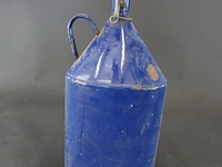 Vintage kobaltblauwe emaille veldfles (ook wel mijnwerkerfles of waterkruik genoemd) met een conische vorm, een handvat en een porseleinen beugeldop - afbeelding 4 van  6