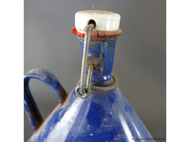 Vintage kobaltblauwe emaille veldfles (ook wel mijnwerkerfles of waterkruik genoemd) met een conische vorm, een handvat en een porseleinen beugeldop - afbeelding 5 van  6