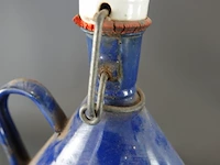 Vintage kobaltblauwe emaille veldfles (ook wel mijnwerkerfles of waterkruik genoemd) met een conische vorm, een handvat en een porseleinen beugeldop - afbeelding 5 van  6