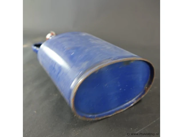 Vintage kobaltblauwe emaille veldfles (ook wel mijnwerkerfles of waterkruik genoemd) met een conische vorm, een handvat en een porseleinen beugeldop - afbeelding 6 van  6
