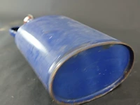 Vintage kobaltblauwe emaille veldfles (ook wel mijnwerkerfles of waterkruik genoemd) met een conische vorm, een handvat en een porseleinen beugeldop - afbeelding 6 van  6