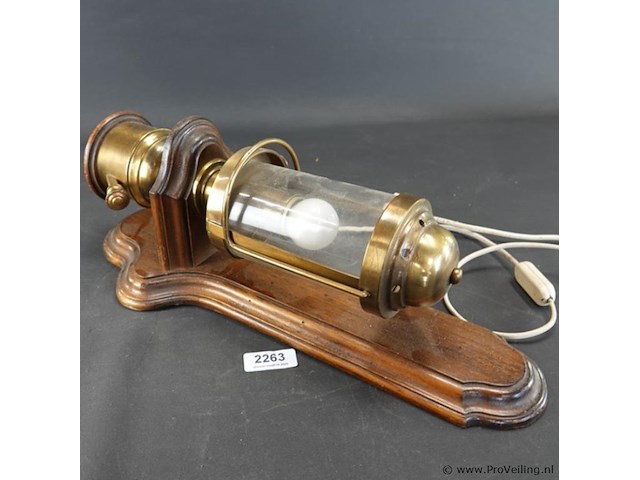 Vintage koperen wandlamp op houten basis - afbeelding 1 van  5