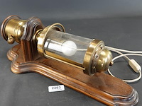 Vintage koperen wandlamp op houten basis - afbeelding 1 van  5