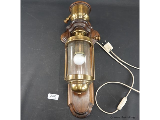 Vintage koperen wandlamp op houten basis - afbeelding 2 van  5