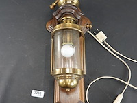 Vintage koperen wandlamp op houten basis - afbeelding 2 van  5