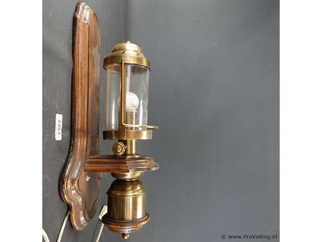 Vintage koperen wandlamp op houten basis - afbeelding 3 van  5