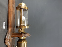 Vintage koperen wandlamp op houten basis - afbeelding 3 van  5