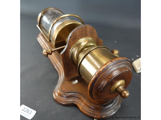 Vintage koperen wandlamp op houten basis - afbeelding 4 van  5