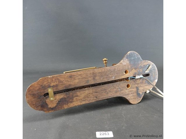 Vintage koperen wandlamp op houten basis - afbeelding 5 van  5