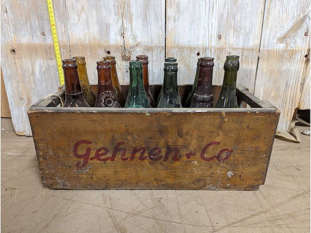 Vintage kratje met vintage flesjes - afbeelding 1 van  1