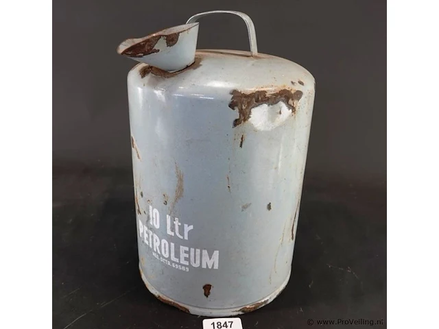 Vintage lichtgrijze emaille petroleumkan van 10 liter met een schenktuit en handvat, voorzien van de tekst "10 ltr petroleum" en "ned. gctr. 69589". - afbeelding 1 van  6