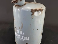Vintage lichtgrijze emaille petroleumkan van 10 liter met een schenktuit en handvat, voorzien van de tekst "10 ltr petroleum" en "ned. gctr. 69589".