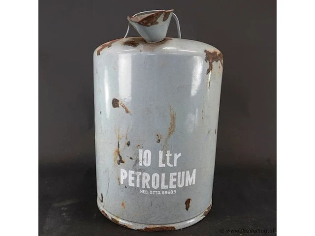 Vintage lichtgrijze emaille petroleumkan van 10 liter met een schenktuit en handvat, voorzien van de tekst "10 ltr petroleum" en "ned. gctr. 69589". - afbeelding 2 van  6