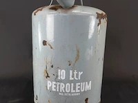 Vintage lichtgrijze emaille petroleumkan van 10 liter met een schenktuit en handvat, voorzien van de tekst "10 ltr petroleum" en "ned. gctr. 69589". - afbeelding 2 van  6