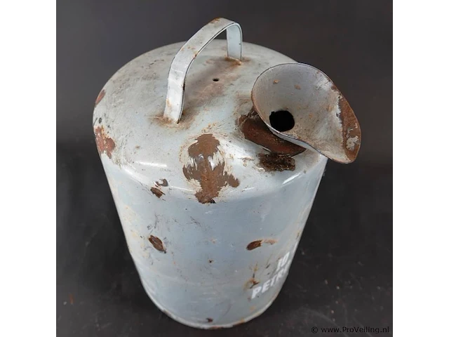 Vintage lichtgrijze emaille petroleumkan van 10 liter met een schenktuit en handvat, voorzien van de tekst "10 ltr petroleum" en "ned. gctr. 69589". - afbeelding 3 van  6