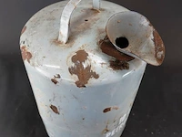 Vintage lichtgrijze emaille petroleumkan van 10 liter met een schenktuit en handvat, voorzien van de tekst "10 ltr petroleum" en "ned. gctr. 69589". - afbeelding 3 van  6