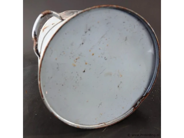 Vintage lichtgrijze emaille petroleumkan van 10 liter met een schenktuit en handvat, voorzien van de tekst "10 ltr petroleum" en "ned. gctr. 69589". - afbeelding 4 van  6
