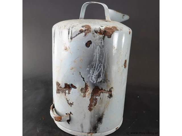 Vintage lichtgrijze emaille petroleumkan van 10 liter met een schenktuit en handvat, voorzien van de tekst "10 ltr petroleum" en "ned. gctr. 69589". - afbeelding 5 van  6