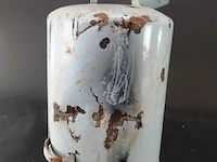 Vintage lichtgrijze emaille petroleumkan van 10 liter met een schenktuit en handvat, voorzien van de tekst "10 ltr petroleum" en "ned. gctr. 69589". - afbeelding 5 van  6