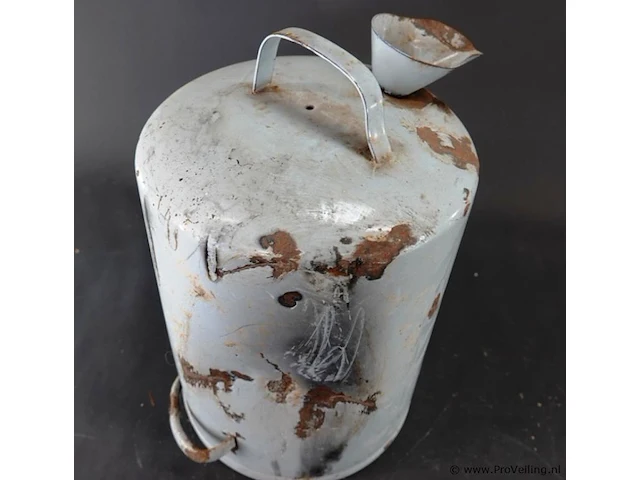 Vintage lichtgrijze emaille petroleumkan van 10 liter met een schenktuit en handvat, voorzien van de tekst "10 ltr petroleum" en "ned. gctr. 69589". - afbeelding 6 van  6