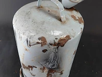 Vintage lichtgrijze emaille petroleumkan van 10 liter met een schenktuit en handvat, voorzien van de tekst "10 ltr petroleum" en "ned. gctr. 69589". - afbeelding 6 van  6