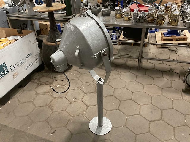 Vintage marine spot op voet - afbeelding 6 van  6