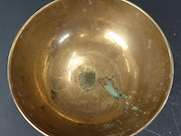Vintage messing schaal op voet met een glanzende afwerking en een opstaande, ronde voet - afbeelding 4 van  5