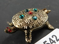 Vintage messing schildpad sieradendoosje ingelegd met gekleurde strass-steentjes. - afbeelding 1 van  5