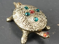 Vintage messing schildpad sieradendoosje ingelegd met gekleurde strass-steentjes. - afbeelding 2 van  5