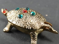 Vintage messing schildpad sieradendoosje ingelegd met gekleurde strass-steentjes. - afbeelding 4 van  5