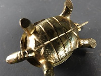 Vintage messing schildpad sieradendoosje ingelegd met gekleurde strass-steentjes. - afbeelding 5 van  5