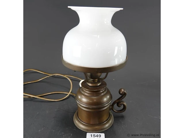 Vintage messing tafellamp met een witte opaline glazen - afbeelding 1 van  5