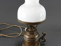 Vintage messing tafellamp met een witte opaline glazen