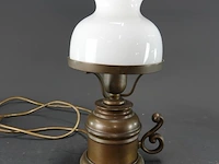Vintage messing tafellamp met een witte opaline glazen - afbeelding 2 van  5