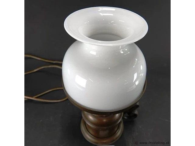 Vintage messing tafellamp met een witte opaline glazen - afbeelding 4 van  5