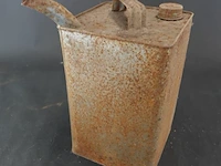 Vintage metalen brandstof- of oliekan