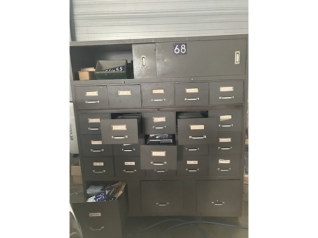 Vintage metalen kast - afbeelding 1 van  3