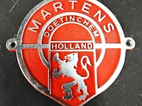 Vintage metalen kluisplaat of logo-embleem van de nederlandse kluizen- en metaalwarenfabrikant martens uit doetinchem