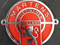 Vintage metalen kluisplaat of logo-embleem van de nederlandse kluizen- en metaalwarenfabrikant martens uit doetinchem - afbeelding 2 van  4