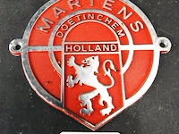 Vintage metalen kluisplaat of logo-embleem van de nederlandse kluizen- en metaalwarenfabrikant martens uit doetinchem