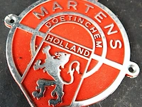 Vintage metalen kluisplaat of logo-embleem van de nederlandse kluizen- en metaalwarenfabrikant martens uit doetinchem - afbeelding 2 van  4