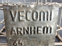 Vintage metalen melkkrat van het merk vecomi uit arnhem - afbeelding 2 van  7