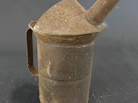 Vintage metalen oliekande of vulmaatkan