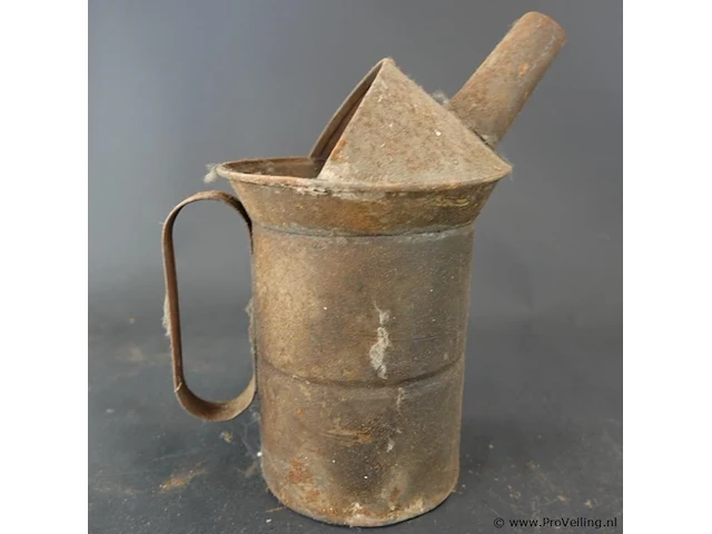 Vintage metalen oliekande of vulmaatkan - afbeelding 2 van  5