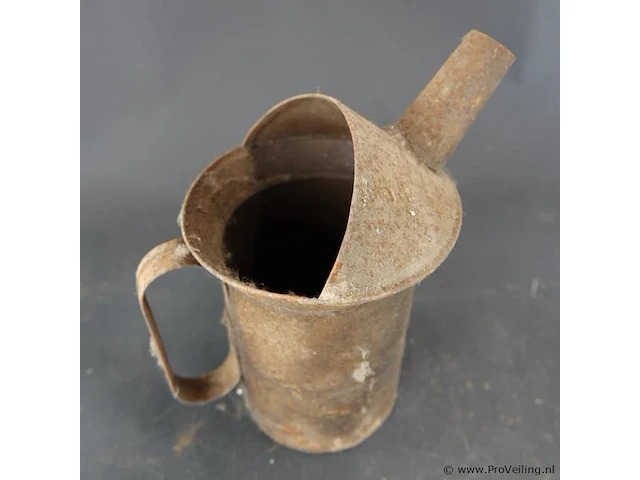 Vintage metalen oliekande of vulmaatkan - afbeelding 3 van  5