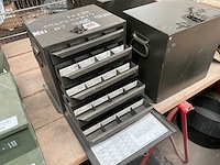 Vintage metalen onderdelen kast - afbeelding 1 van  3